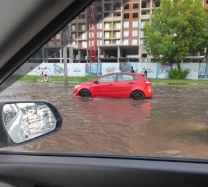 Проспект Строителей в Пензе затопило дождевой водой