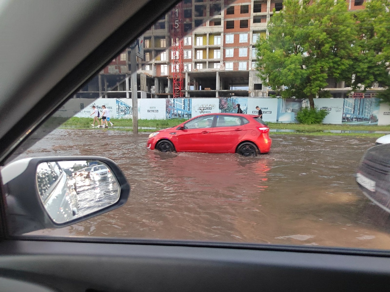 Проспект Строителей в Пензе затопило дождевой водой