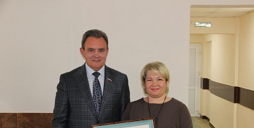 Валерий Лидин вручил награды сотрудникам областной стоматологической поликлиники