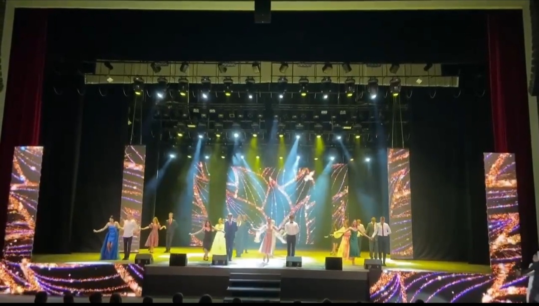 Для пензенских выпускников выступил певец Хабиб, он исполнил хит «Ягода-малинка»