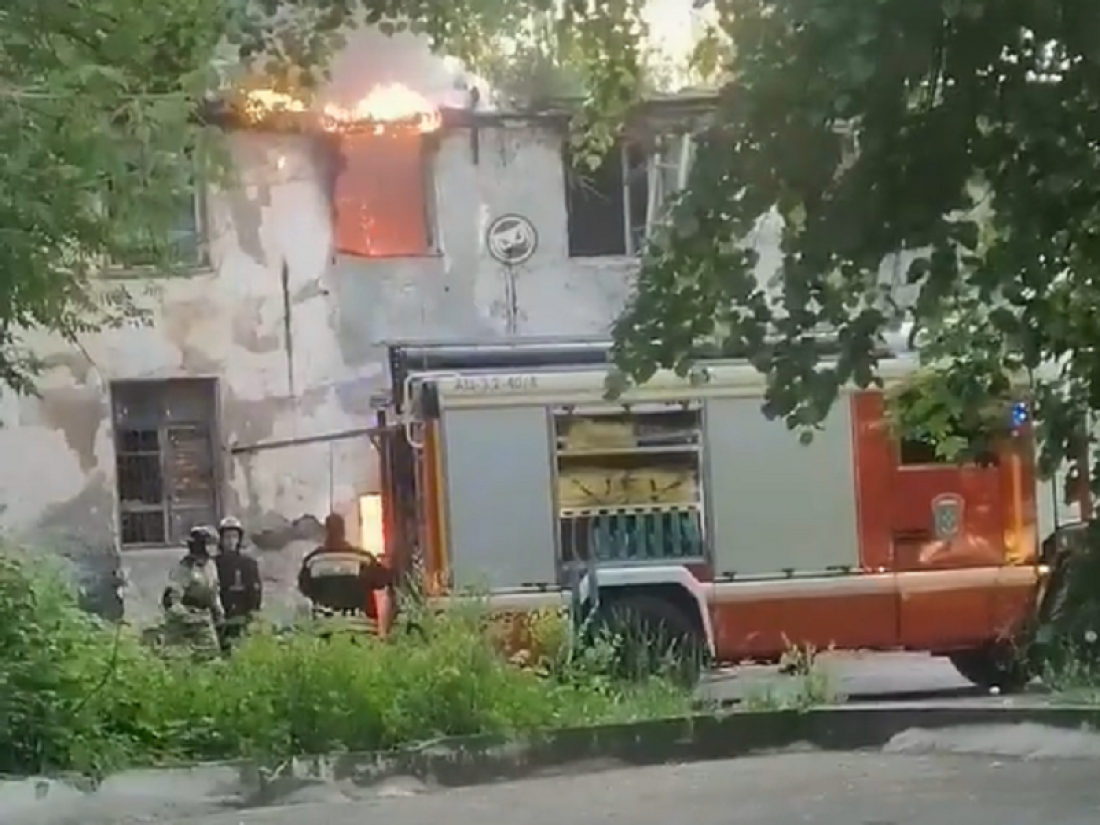 В Пензе загорелось здание бывшего военкомата