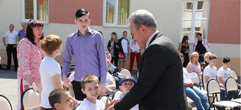 В День защиты детей Валерий Лидин посетил реабилитационный центр в Кичкилейке