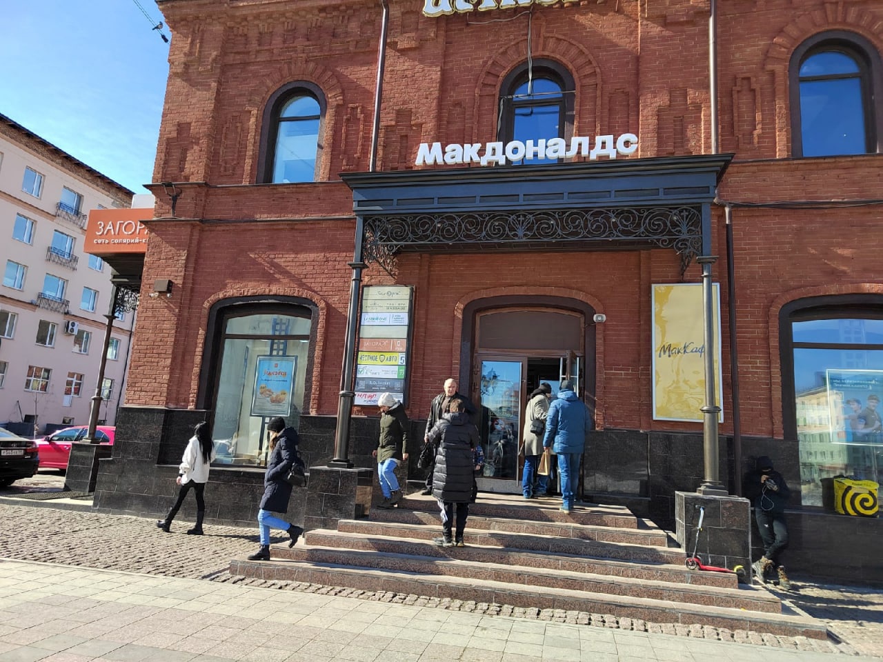 В Пензе полиция ищет вандалов разбивших окна в здании бывшего «Макдоналдса»