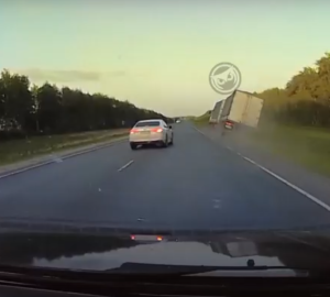 На трассе в Пензенской области сняли, как большегруз улетел в кювет