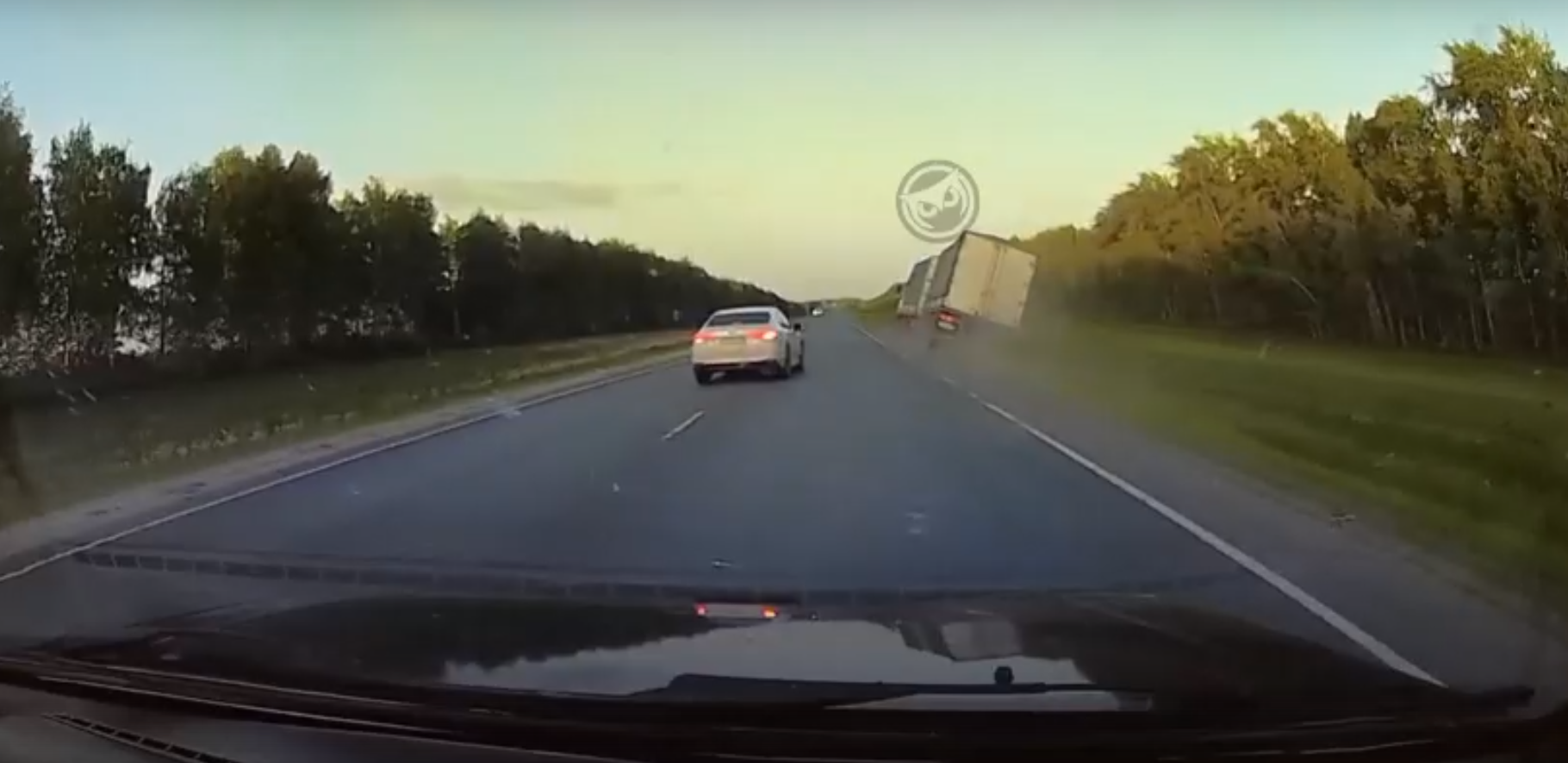 На трассе в Пензенской области сняли, как большегруз улетел в кювет