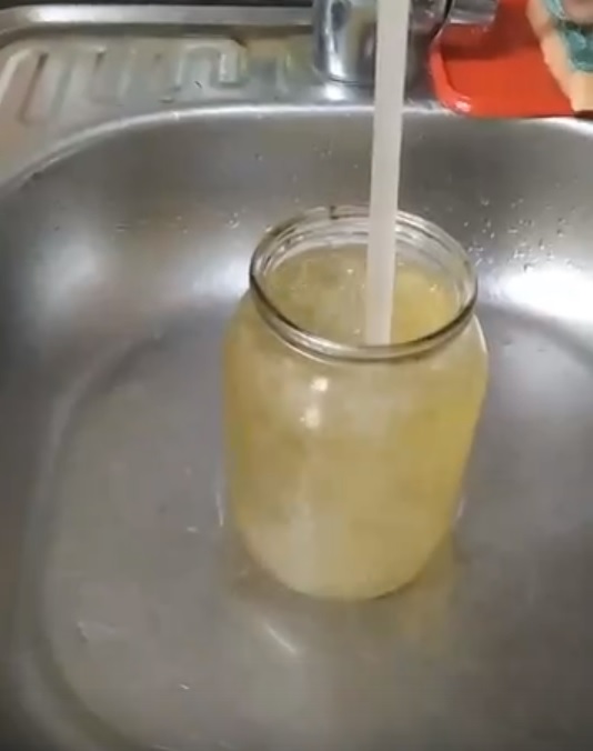 Жителям Бессоновского района объяснили, почему из их кранов идет желтая вода