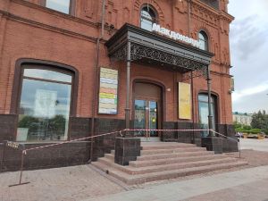 В центре Пензы здание бывшего «Макдональдса» обнесли лентой