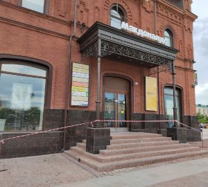 В центре Пензы здание бывшего «Макдональдса» обнесли лентой
