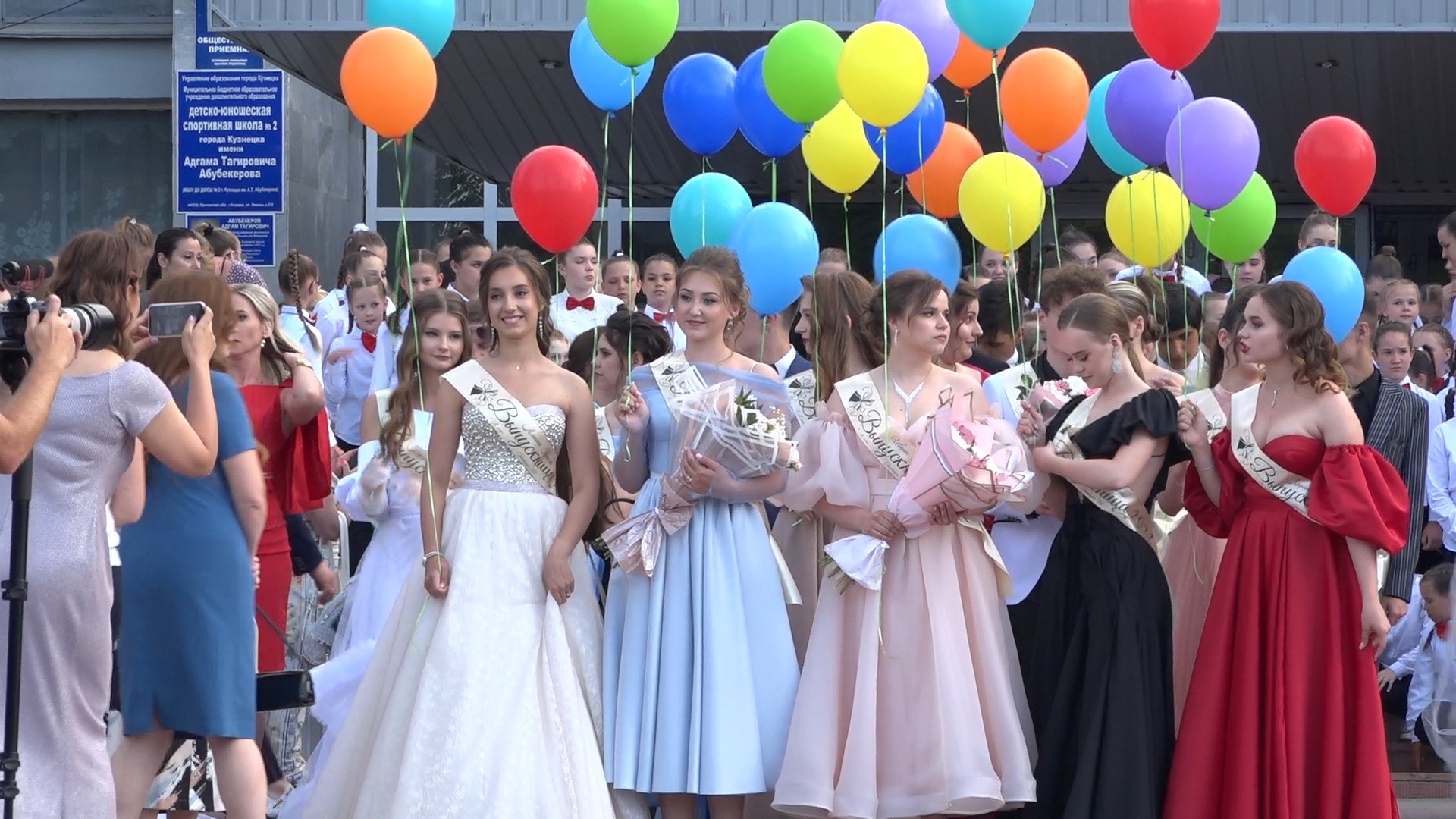 В Кузнецке на общегородском балу присутствовали более 300 выпускников
