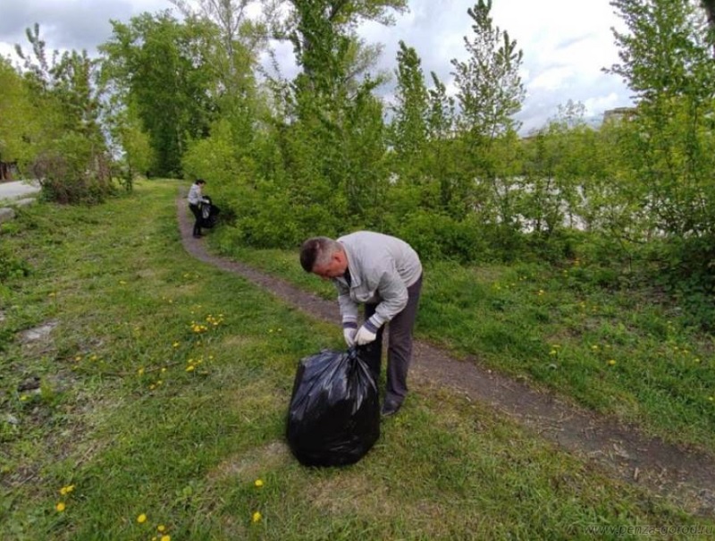 В Ленинском районе Пензы снова провели работы по уборке и благоустройству территорий