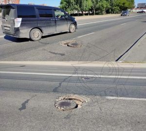 Открытый люк на улице Злобина угрожает автомобилистам