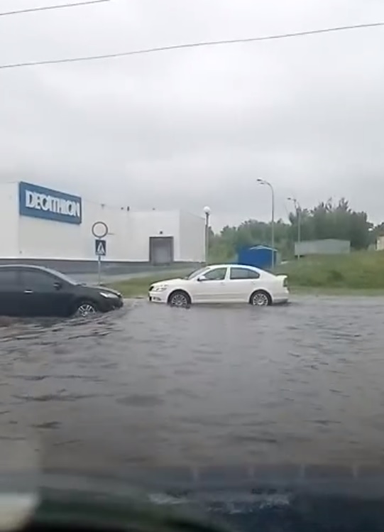 В Пензе водители пожаловались на затопленную у торгового центра улицу