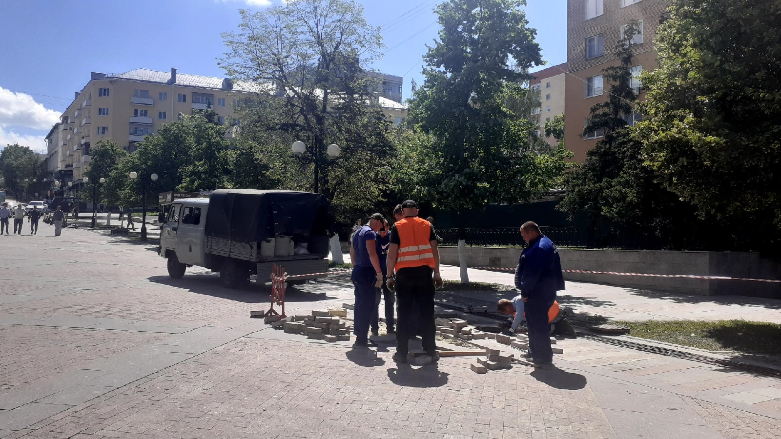 В Пензе специалисты начали приводить в порядок плитку на Московской