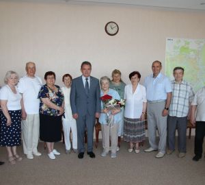 Валерий Лидин вручил награду ветерану здравоохранения Галине Бакановой