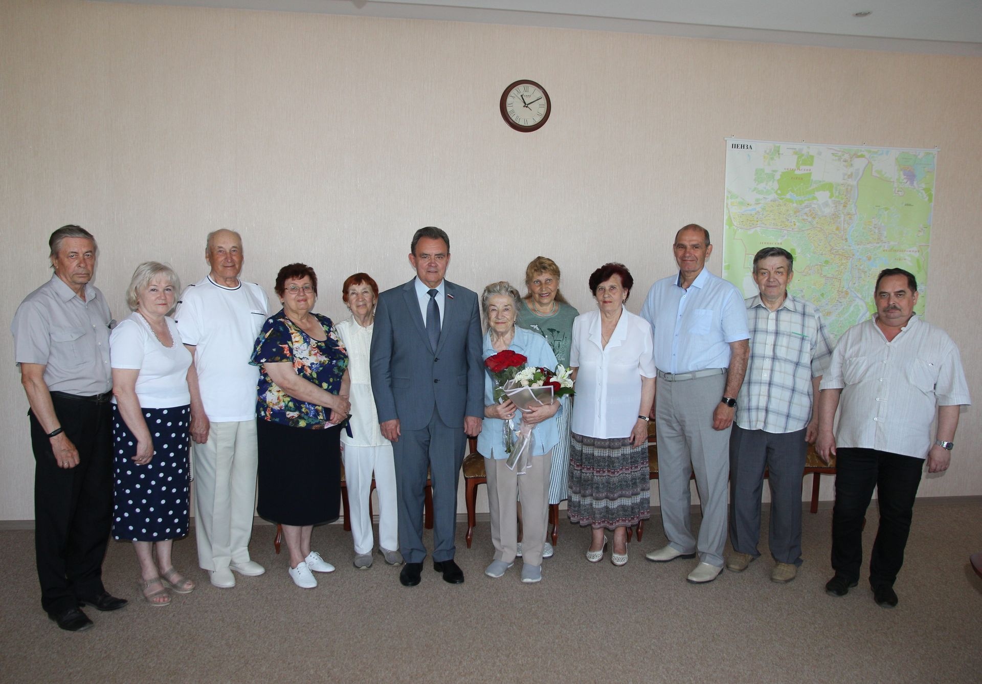 Валерий Лидин вручил награду ветерану здравоохранения Галине Бакановой