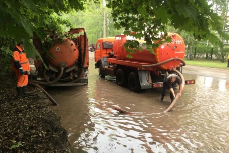 С пензенских улиц откачивают воду после потопа, произошедшего вследствие ливня