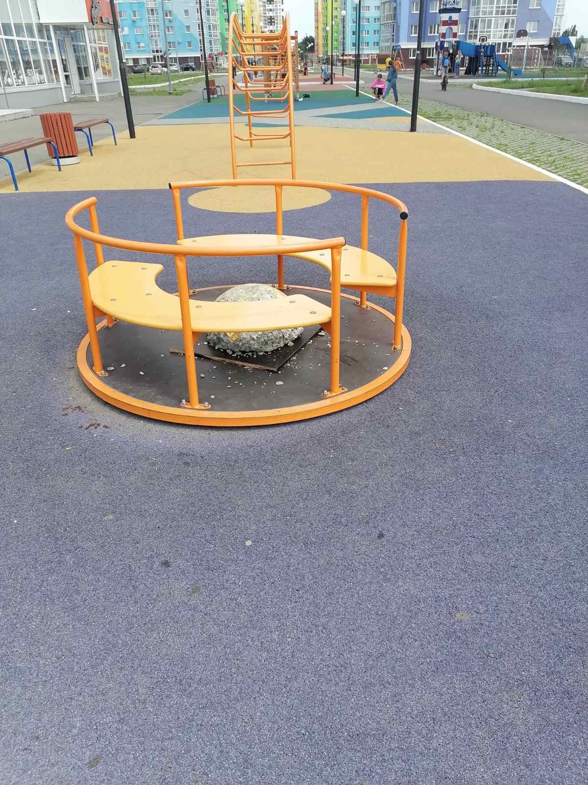 Пензенцев изумили «отремонтированные» качели на улице Антонова