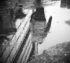 В Пензе на улице Славы начали устранять дефекты тротуара, из-за которых появлялись лужи