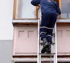 В Пензе спасатели вызволили пожилую женщину с запертого балкона