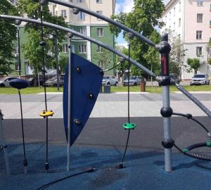 Жители Пензы пожаловались на разбитую детскую площадку в сквере на улице Славы