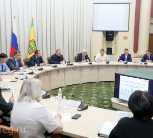 Олег Мельниченко поручил повысить качество подготовки к ЕГЭ по профильным предметам