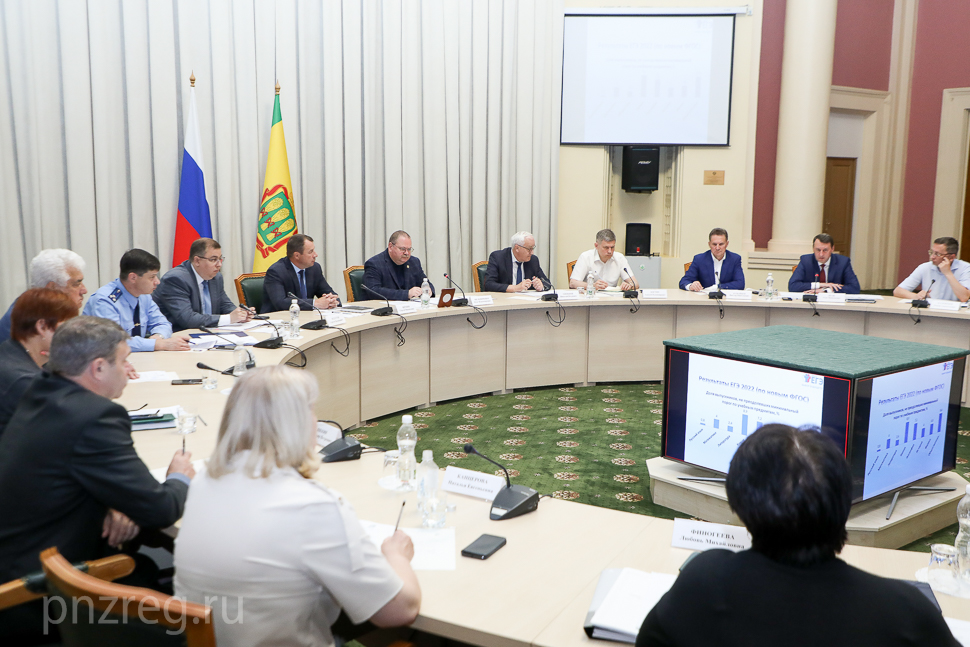 Олег Мельниченко поручил повысить качество подготовки к ЕГЭ по профильным предметам