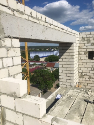 В Кузнецке на стройке мужчина выпал из окна и разбился