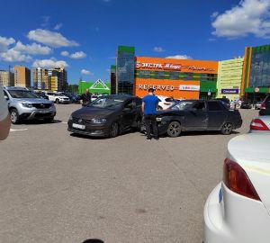 На парковке возле «Коллажа» столкнулись две легковушки