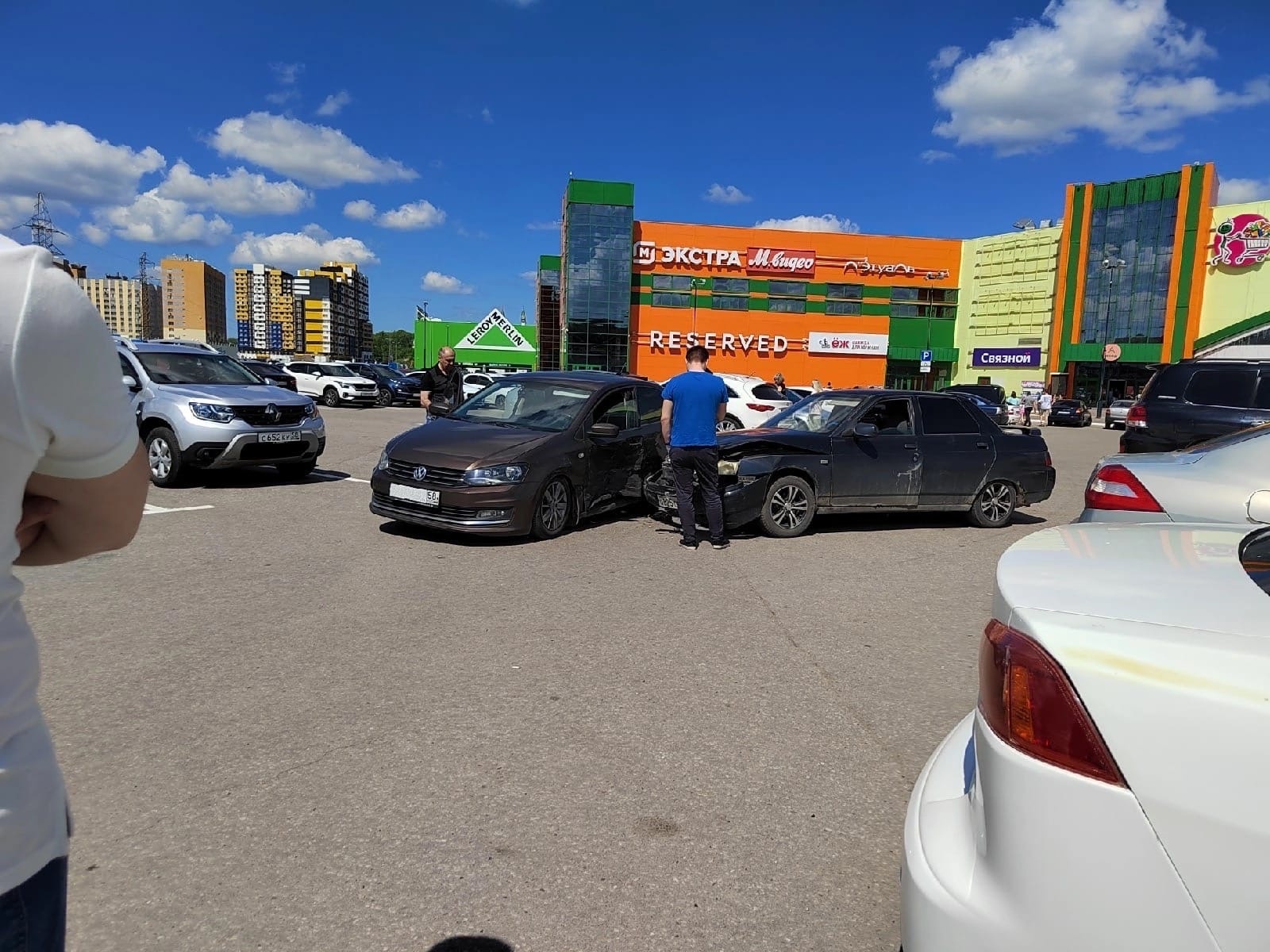 На парковке возле «Коллажа» столкнулись две легковушки