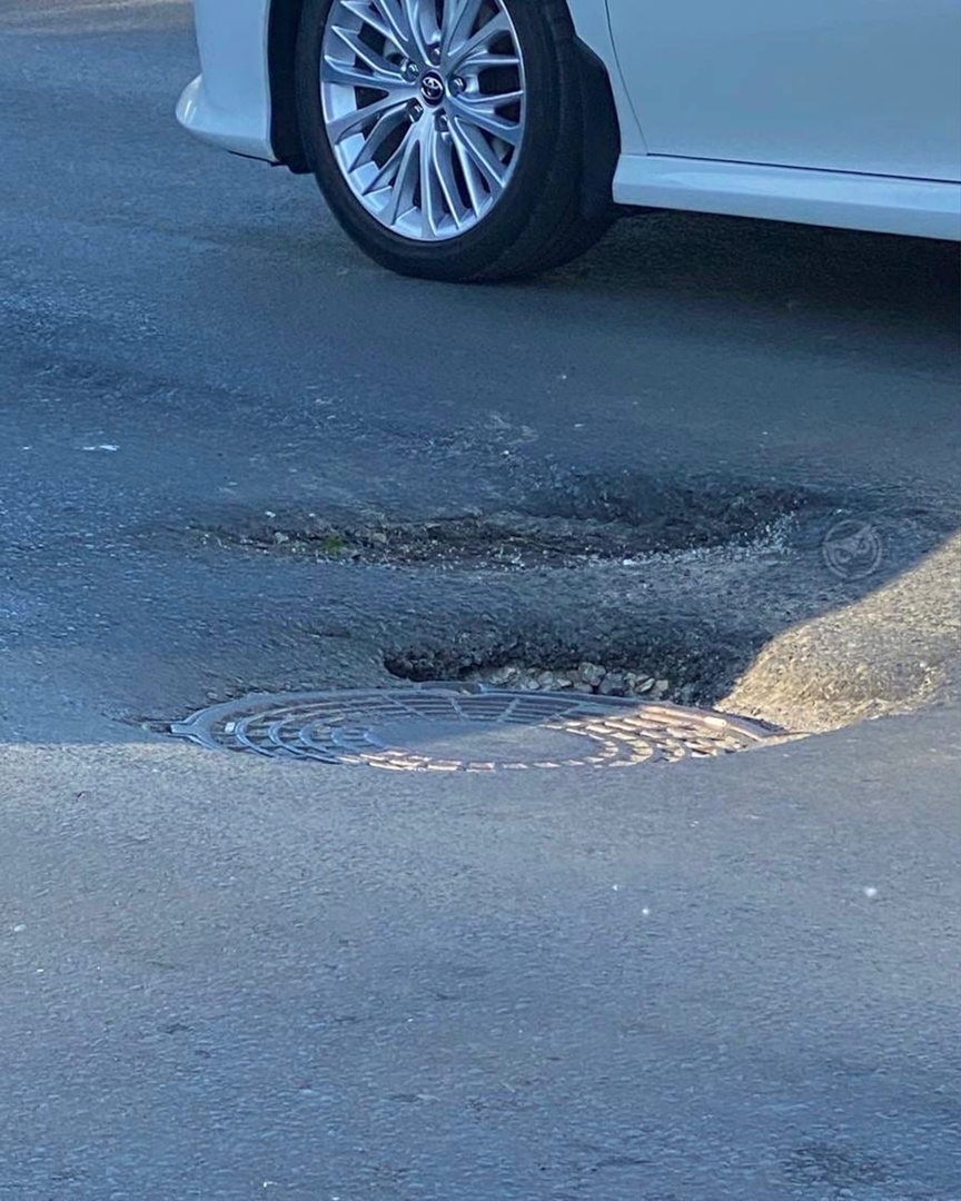 В Пензе на улице Бурмистрова провалился асфальт
