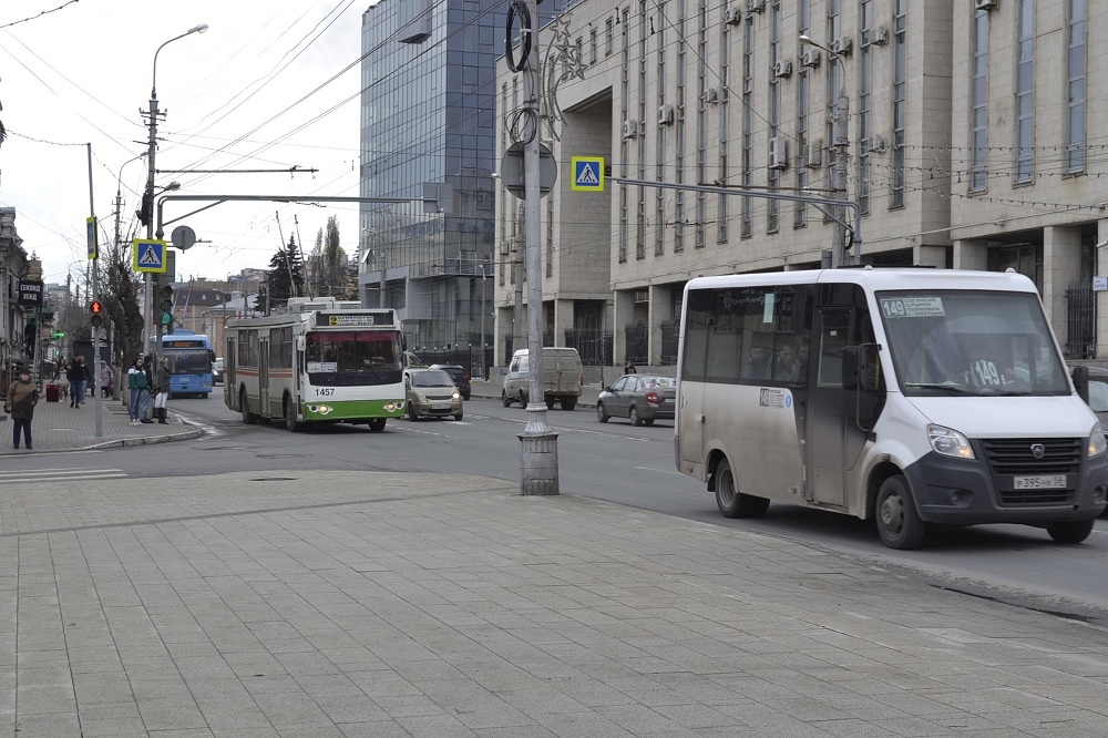 В Пензе госпитализировали женщину, вывалившуюся из автобуса