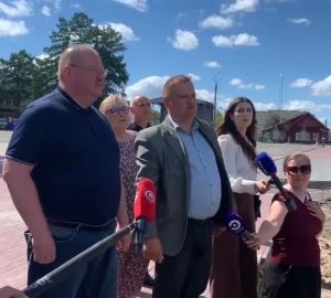 Мэр Никольска рассказал Олегу Мельниченко о ходе ремонта центральной городской площади