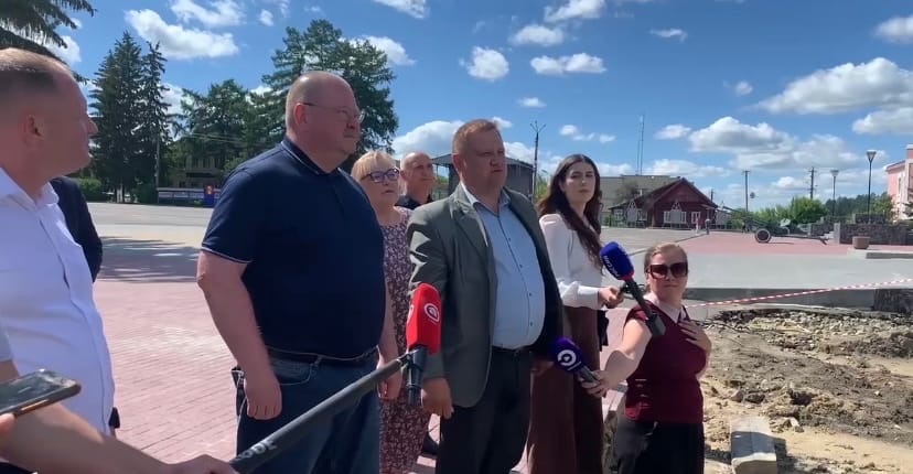 Мэр Никольска рассказал Олегу Мельниченко о ходе ремонта центральной городской площади