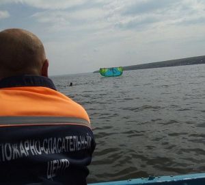 Неудачливого кайтсерфингиста спасатели вытащили из воды на Сурском водохранилище