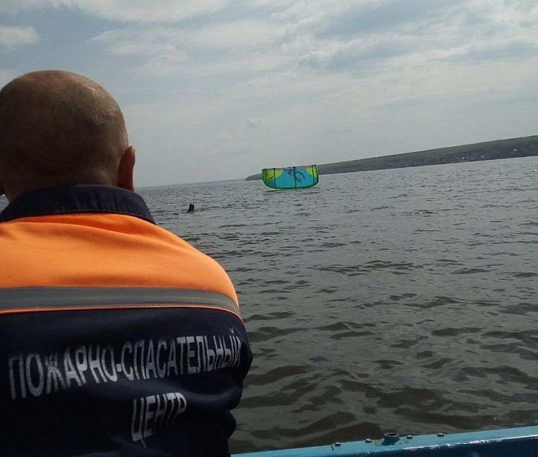 Неудачливого кайтсерфингиста спасатели вытащили из воды на Сурском водохранилище