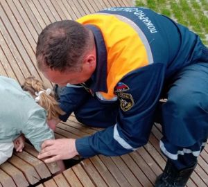 В Пензе спасатели помогли девочке освободить руку, которая застряла в лавочке