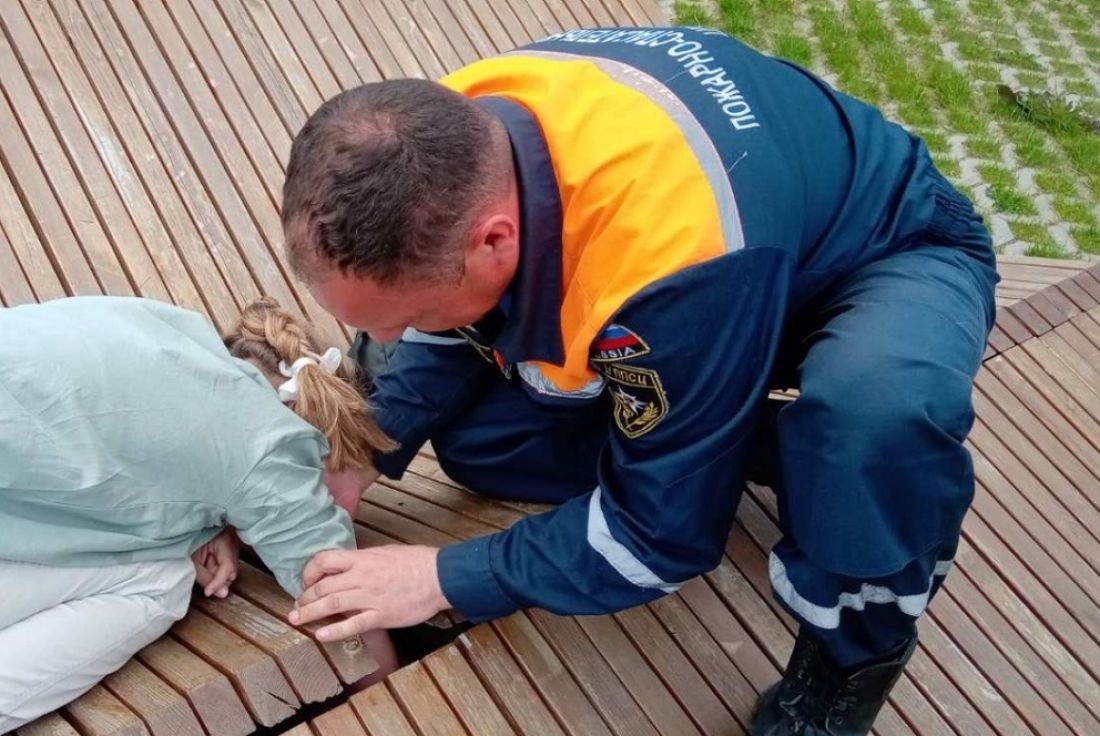 В Пензе спасатели помогли девочке освободить руку, которая застряла в лавочке