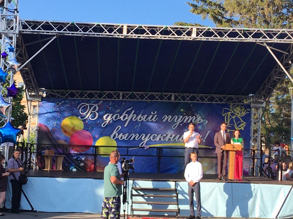 Алмаз Хакимов поздравил выпускников Мокшанского района с окончанием школы