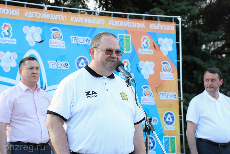 Олег Мельниченко поздравил участников выпускного вечера «Школы Росатома»