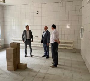 Вячеслав Космачев проверил ход ремонта больницы в Сосновоборском районе