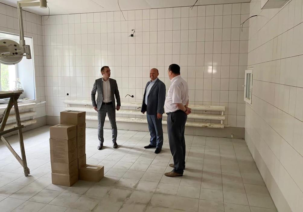 Вячеслав Космачев проверил ход ремонта больницы в Сосновоборском районе