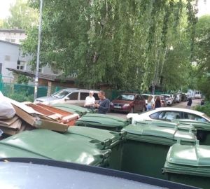 В Пензе мусорные контейнеры установили рядом с пищеблоками школы и детского сада