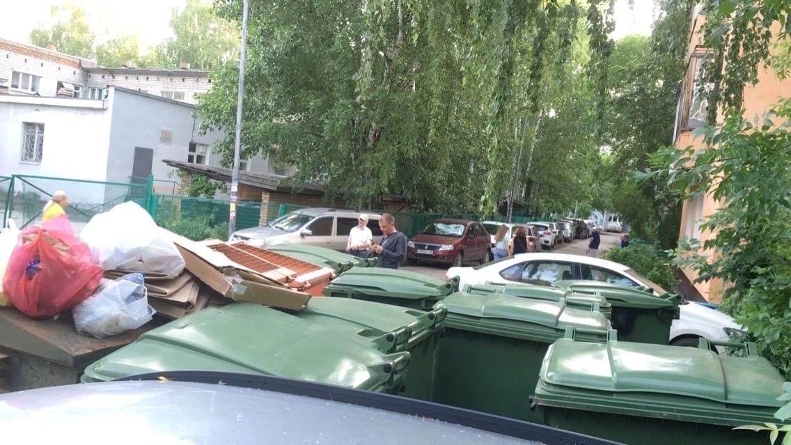 В Пензе мусорные контейнеры установили рядом с пищеблоками школы и детского сада