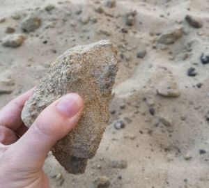 В Пензе детям для игр привезли песок с большими камнями