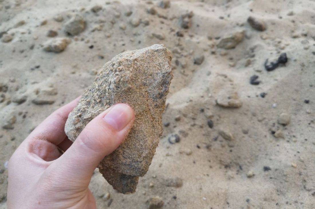 В Пензе детям для игр привезли песок с большими камнями