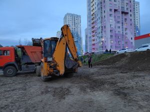 С пляжа на ГПЗ КамАЗами вывозят землю