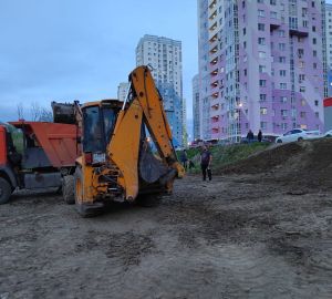 С пляжа на ГПЗ КамАЗами вывозят землю