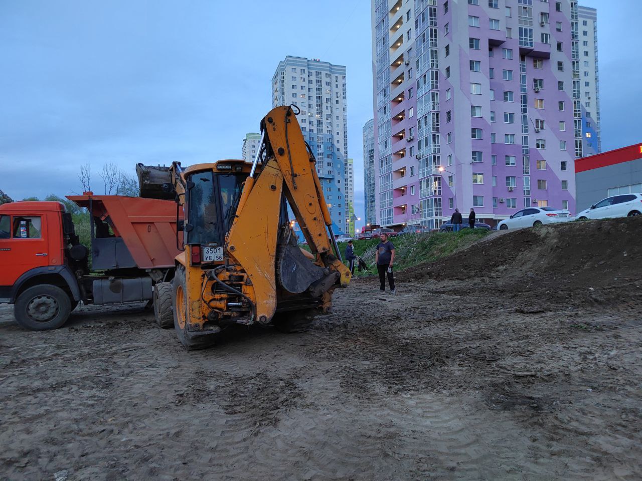 С пляжа на ГПЗ КамАЗами вывозят землю