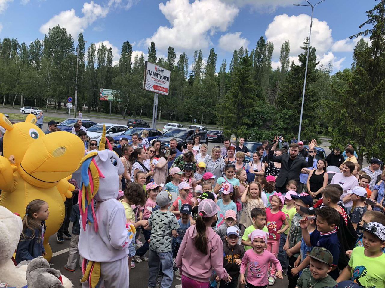 Универсам №175 в Пензе подарил детям более 100 подарков