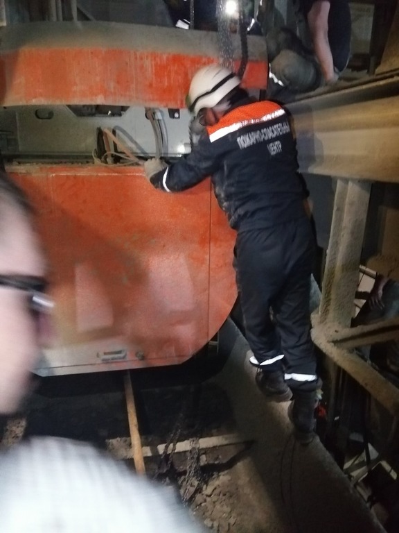 В Пензе рабочему на восьмиметровой высоте зажало ноги тележкой